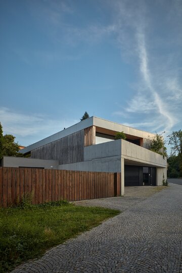 Betonowy dom z zielonym atrium, projekt Atelier Štěpán 