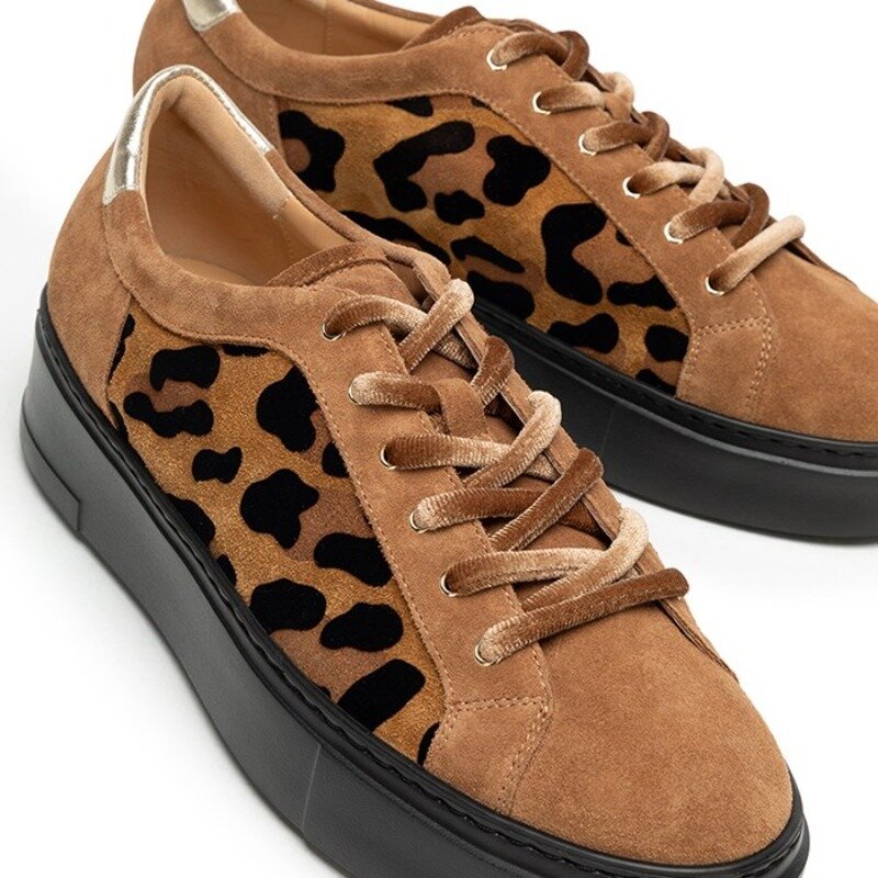 Zamszowe sneakersy z printem panterki
