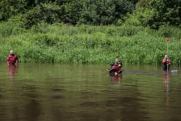 Badania podwodne na Pilicy Badania podwodne na rzece Pilicy w okolicach Warki. Badania Wydziału Archeologii UW i
Państwowego Muzeum Archeologicznego w Warszawie. Fot. Magdalena Sugalska