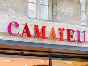 Nazwę znanej marki modowej Camaieu wymawiamy jako: