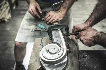 Gięcie litego drewna przy użyciu pary wodnej to technologia, która od ponad 160 lat definiuje charakter mebli produkowanych w Bystřicy pod Hostýnem 