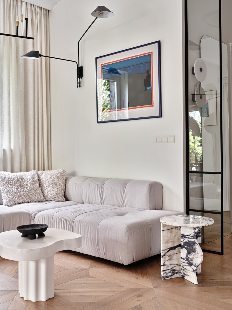 Apartament na&nbsp;Mokotowie zaprojektowany przez Agatę Kasprzyk-Olszewską z&nbsp;Loft Factory łączy codzienną funkcjonalność z&nbsp;francuską elegancją