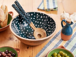 Misa i&nbsp;sztućce do&nbsp;sałaty z&nbsp;motywem kropek