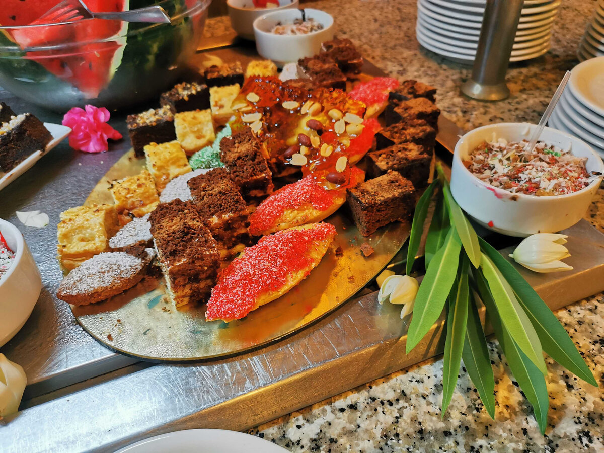 Posiłki serwowane w ramach all inclusive w Tunezji Szeroki wybór słodyczy w ofercie all inclusive