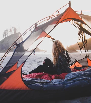 Przezroczysty namiot wpisujący się w trend „transparent camping” 