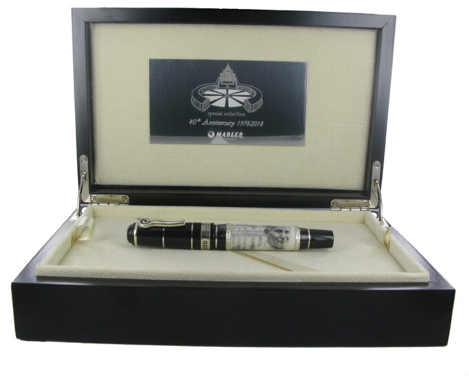 Marlen Karol Wojtyła pi&oacute;ro w&nbsp;pudełku