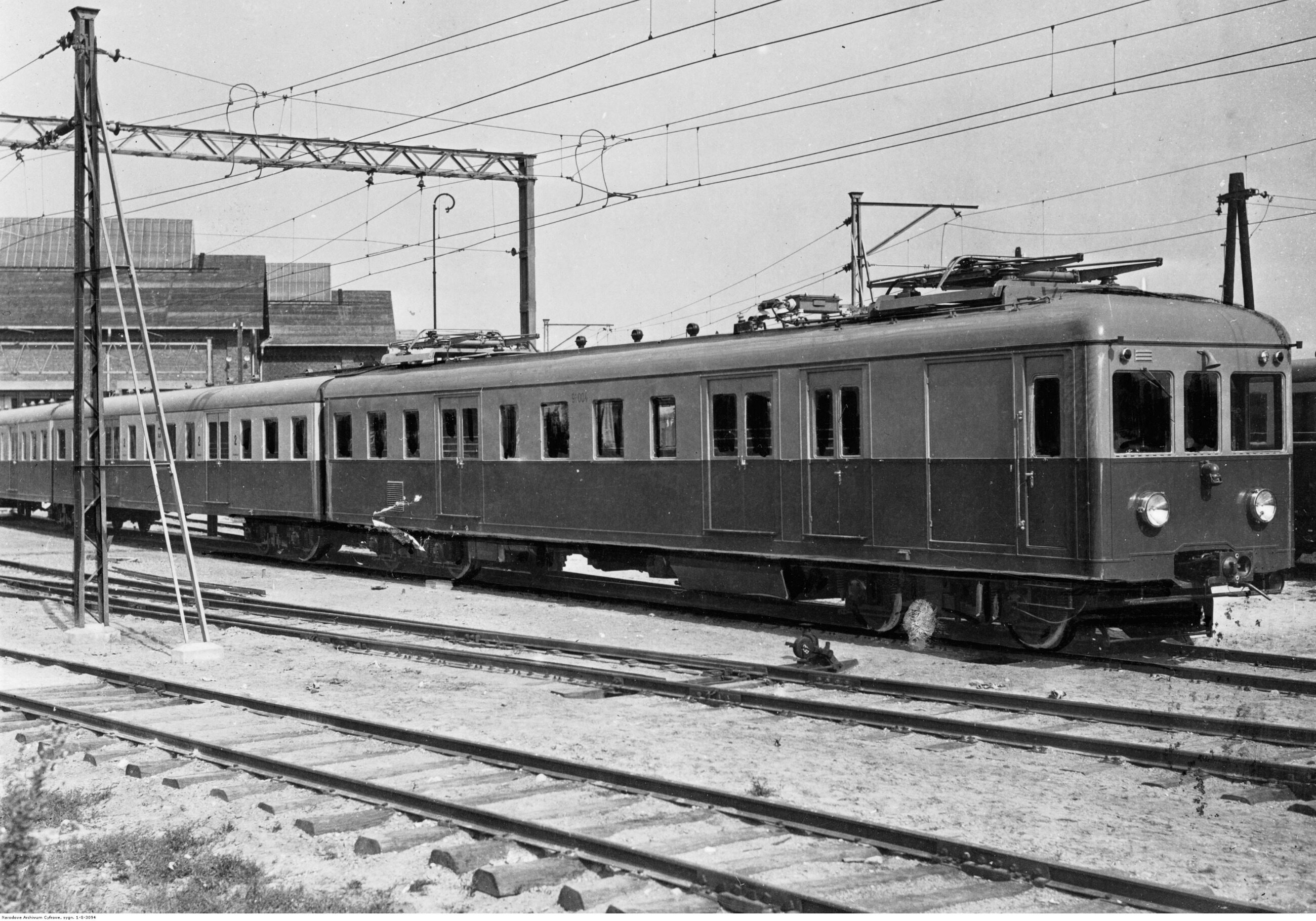 E-91 - trójwagonowe elektryczne zespoły trakcyjne przeznaczone do ruchu podmiejskiego w aglomeracji warszawskiej były projektem...
