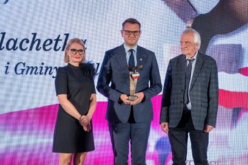Jarosław Szlachetka (pośrodku), oraz&nbsp;wręczający nagrodę: Marzena Zielińska i&nbsp;Ryszard Terlecki