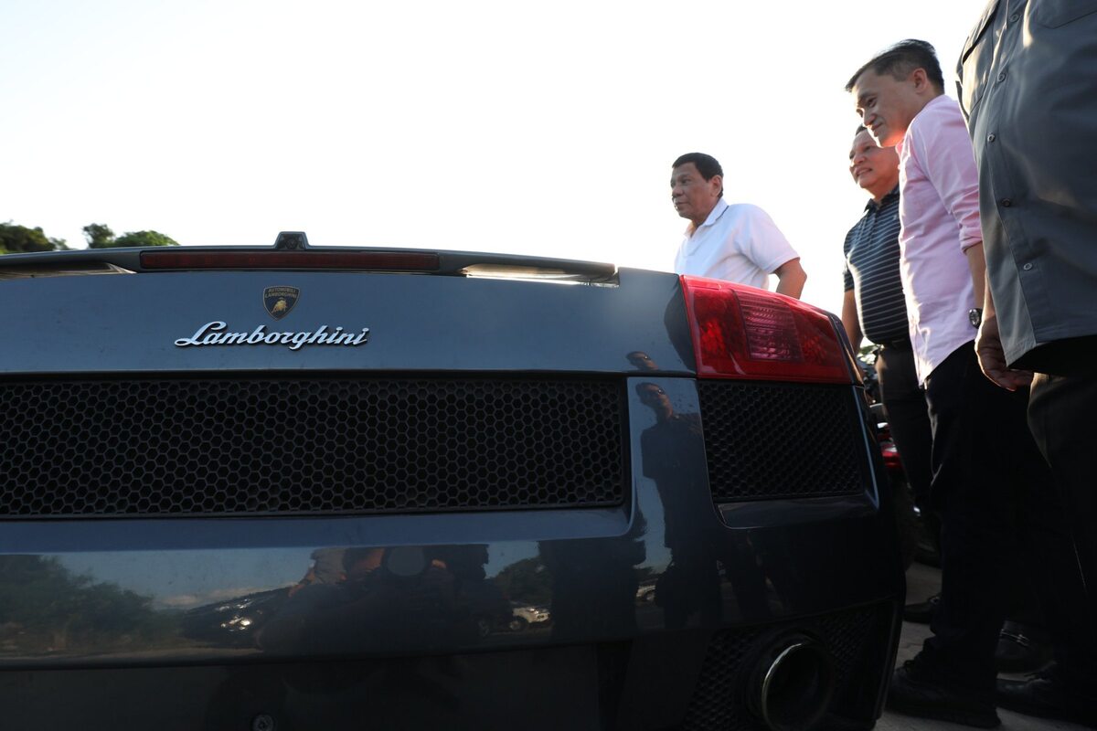 Kasacja przemyconych luksusowych samochodów na Filipinach. Gościem honorowym prezydent Duterte 