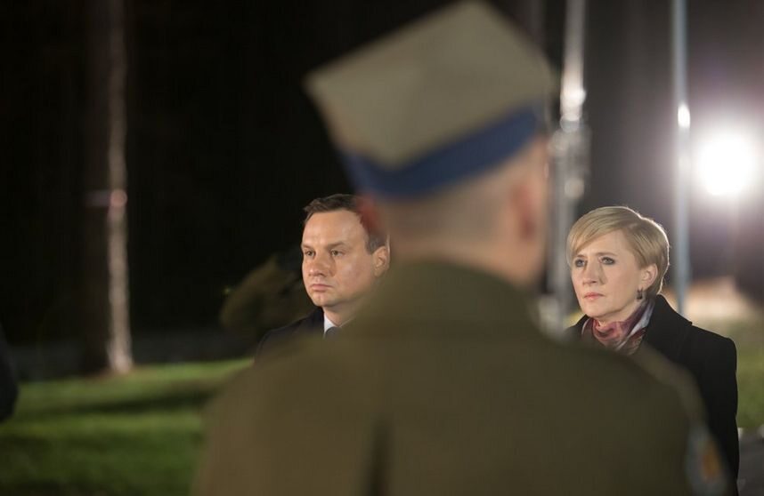 Andrzej Duda z żoną na cmentarzu w Bykowni (fot. Kancelaria Prezydenta/Twitter)