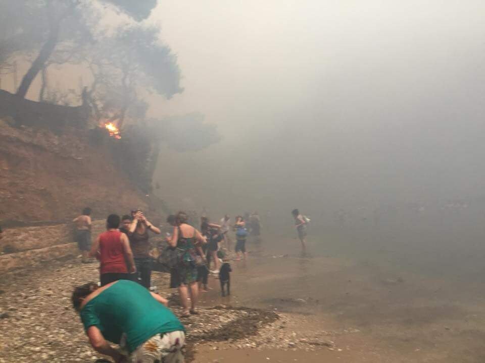 Pożar w Grecji, ludzie szukają schronienia 