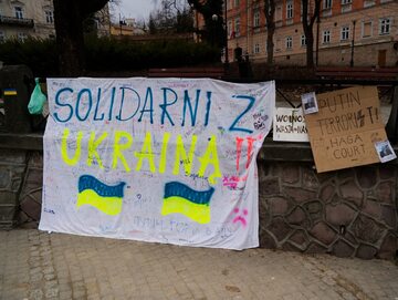 Zdjęcie ilustracyjne, plakat wspierający Ukrainę
