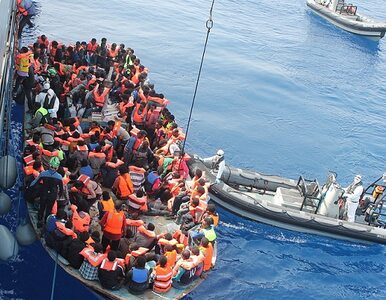 Miniatura: Statek z 40 uchodźcami dryfuje po morzu....