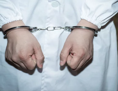 Miniatura: Chorowały na raka, on „leczył” je...