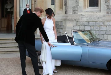 Meghan Markle i książę Harry odjeżdżają jaguarem 