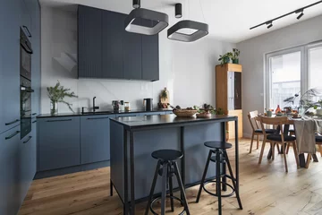 Dom z kobaltową sofą 