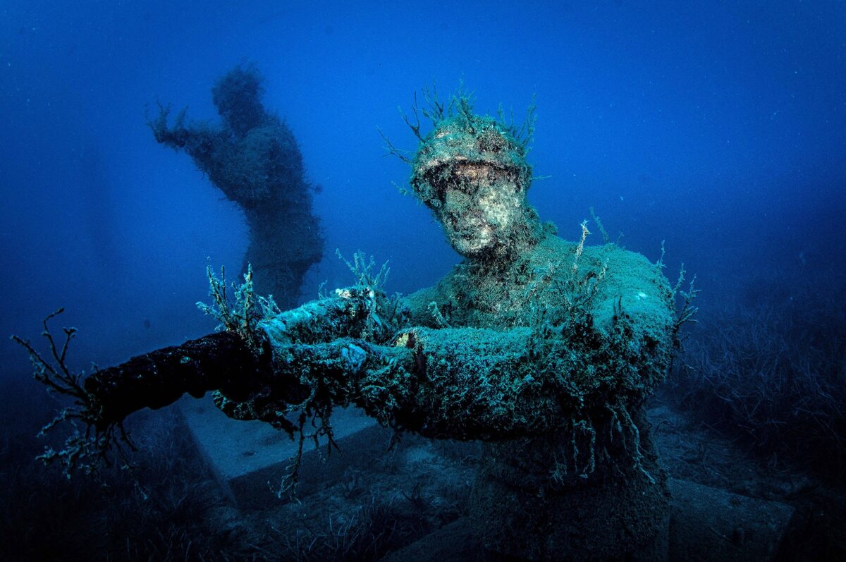Rzeźba żołnierza w Side Underwater Museum 