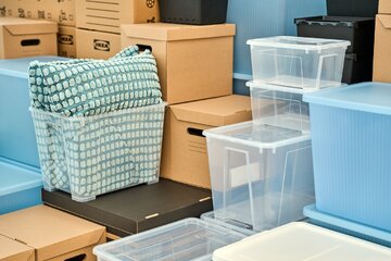 Dobrze zorganizowana przestrzeń może być jednocześnie uporządkowana, funkcjonalna i pełna przedmiotów, które nadają wnętrzu indywidualny charakter. IKEA pokazuje, jak znaleźć w domu miejsce zarówno na codzienne potrzeby, jak i rzeczy, które są ważne 