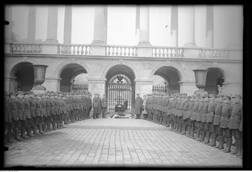 Złożenie wieńca na Grobie Nieznanego Żołnierza przez szkołę podoficerską 5 Pułku Piechoty Legionów w 1928 roku 