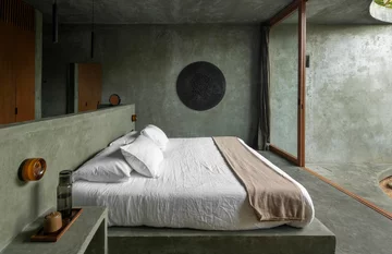 Casa Gruta w Valladolid to współczesny dom inspirowany naturalnymi grotami i cenotami półwyspu Jukatan. Gra światła, surowe materiały i rzeźbiarska forma tworzą przestrzeń sprzyjającą wyciszeniu 