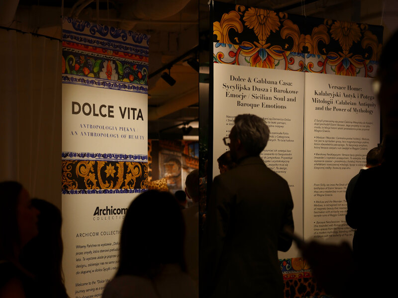Wystawa &bdquo;DOLCE VITA: ANTROPOLOGIA PIĘKNA&rdquo; w&nbsp;Willi Fabrykanta prezentuje ikoniczne projekty Dolce&Gabbana Casa i&nbsp;Versace Home inspirowane południem Włoch