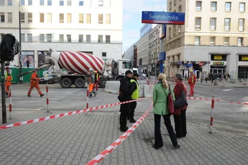 Przyczyną zapadnięcia się jezdni było prawdopodobnie uszkodzenie rury wodociągowej (fot. PAP/Grzegorz Jakubowski)