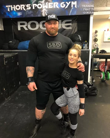 Hafþór Júlíus Björnsson i Kelsey Henson 