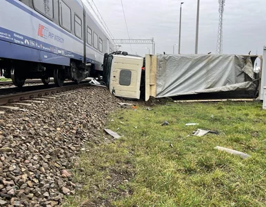 Miniatura: Wypadek na przejeździe. Pociąg zderzył się...