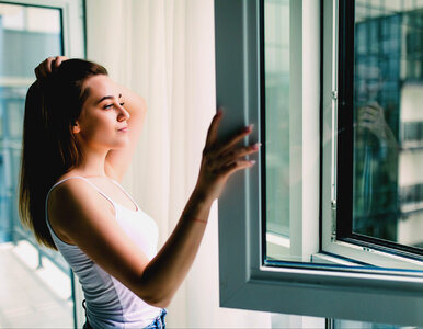 Miniatura: Kup za 10 zł w aptece i przyklej do okna....