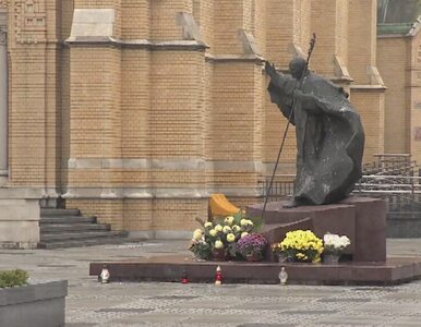 Miniatura: Obrzucili pomnik Jana Pawła II. Policja...