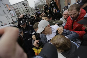 Tłum dziennikarzy, w centrum Tomasz Komenda 