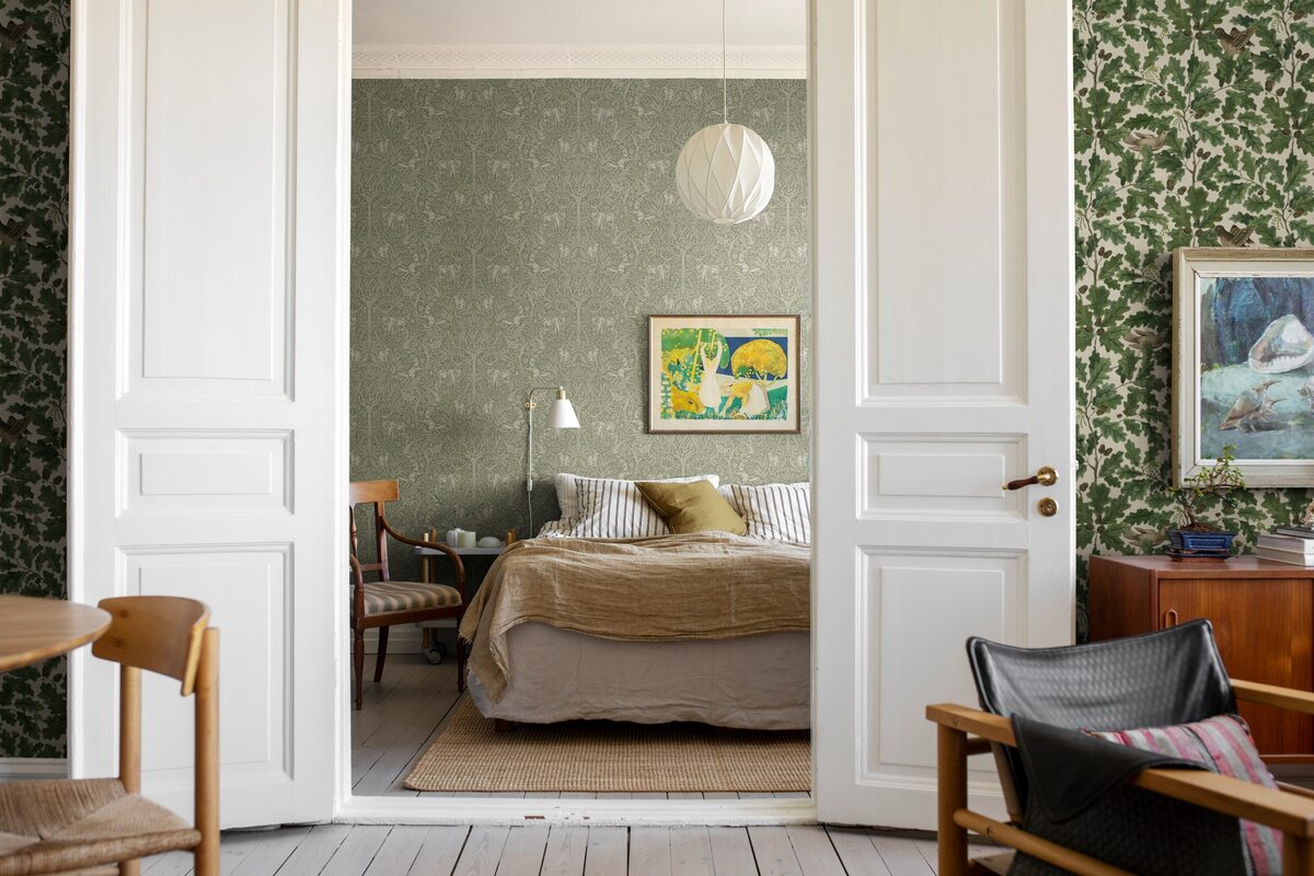 Sypialnia z zieloną tapetą w stylu retro 