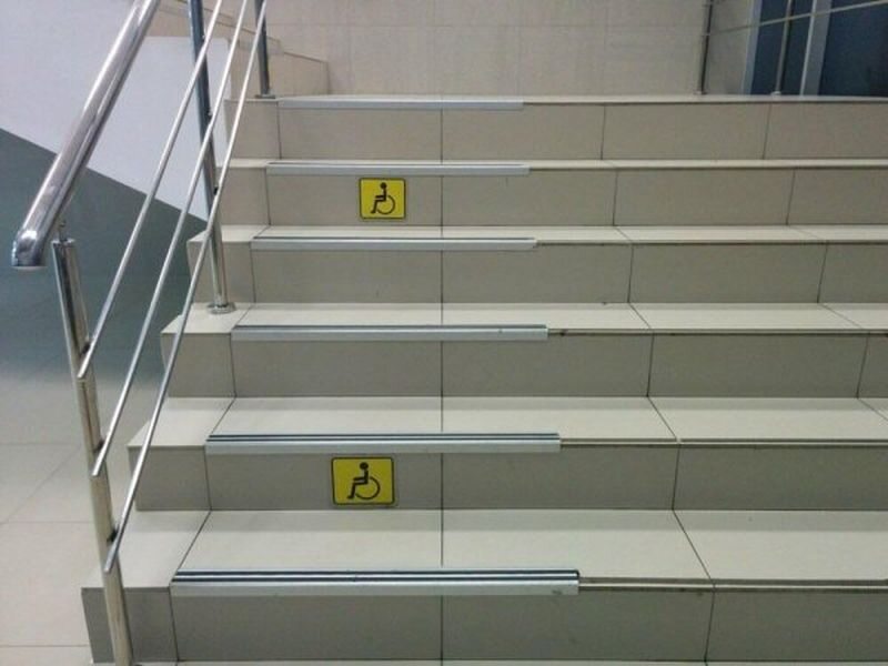 Dobrymi chęciami są te schody oklejone 