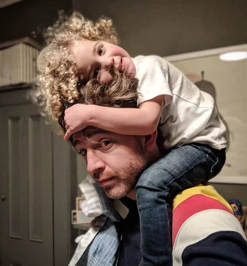 Simon Hooper z rodziną 