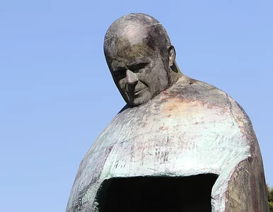 Miniatura: Co to? Jan Paweł II czy rozerwana budka...