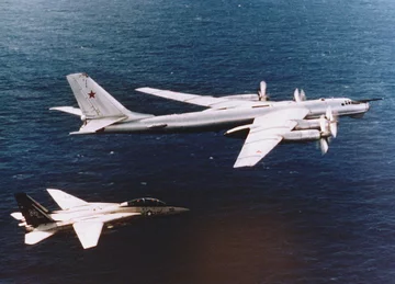 Tu-95 eskortowany przez F-14A Tomcat (fot.USN)