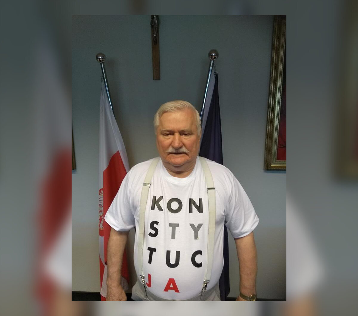 Lech Wałęsa już wcześniej często pojawiał się w koszulce z napisem „Konstytucja” Tutaj w swoim gabinecie w Europejskim Centrum Solidarności.