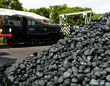 Miniatura: Niesprzedany węgiel sprowadzony przez PiS...