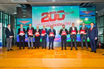 Przedstawiciele wszystkich nagrodzonych firm, redaktor naczelny Jacek Pochłopień oraz autor rankingu Szymon Krawiec Gala 200 Największych polskich firm tygodnika "Wprost"