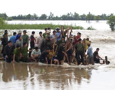 Miniatura: Powódź w Wietnamie zbiera śmiertelne żniwo