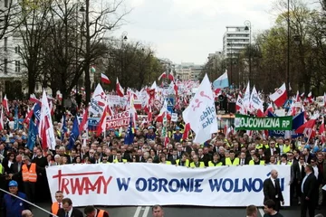 Demonstranci trwali maszerując... (fot. PAP/Tomasz Gzell)