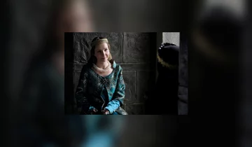 Elżbieta Łokietkówna (Katarzyna Czapla) Była czwartym dzieckiem Jadwigi i Władysława Łokietka, w wieku 15 lat została wydana za mąż za króla Węgier – Karola Roberta, któremu urodziła aż pięciu synów, w tym przyszłego króla Polski – Ludwika Andegaweńskiego. W dziesięć lat po ślubie, w wyniku przypuszczalnego romansu Kazimierza Wielkiego z dworką Elżbiety, Klarą Zach, ojciec służki dopuścił się napadu na parę królewską, w którym Elżbieta straciła cztery palce. Od tej pory zwano ją „królową Kikutą”. Była ambitną i inteligentną kobietą. Największą rolę polityczną zaczęła odgrywać po śmierci męża w 1342 roku, umiejętnie rozgrywała mariaże swoich synów i doprowadziła do uznania przez Kazimierza jednego ze swoich potomków, Ludwika, jako ewentualnego następcy tronu polskiego. Po śmierci brata przez pewien czas sprawowała rządy regencyjne w Polsce używając tytułu królowej polskiej. Zmarła w 1380 roku. Pochowano ją w klasztorze klarysek w Starej Budzie. Jej długi wiek i młody wygląd przypisywano wynalezionemu przez nią eliksirowi młodości, który w rzeczywistości był najpewniej lekiem na reumatyzm