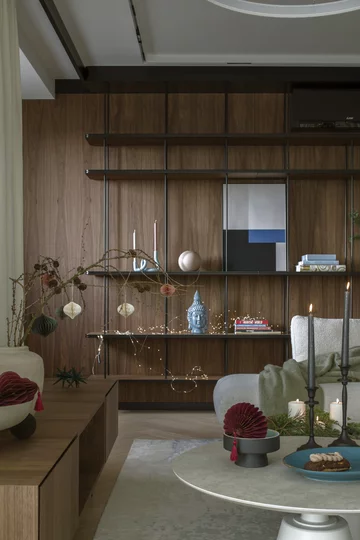 Świąteczny nastrój zaczyna się od architektury wnętrza – dobrze zaprojektowany dom pozwala celebrować Boże Narodzenie wszystkimi zmysłami, bez pośpiechu i bez kompromisów, projekt: Hola Design 