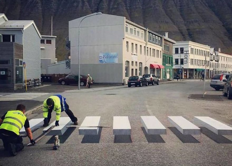 Przejście dla pieszych, które powstaje w Ísafjörður w Islandii 