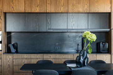 Apartament w&nbsp;Sea Towers w&nbsp;Gdyni &ndash; wnętrze, w&nbsp;kt&oacute;rym architektura subtelnie ustępuje miejsca spektaklowi natury i&nbsp;światła