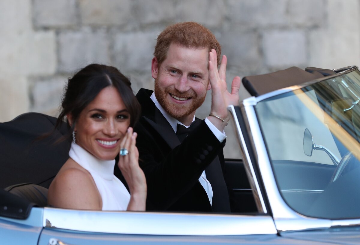 Meghan Markle i książę Harry w jaguarze 