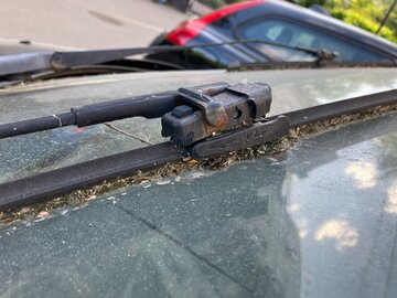 Porzucone auto na parkingu