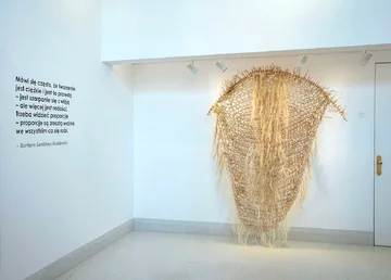 Prace Magdaleny Abakanowicz i Barbary Levittoux-Świderskiej pokazują, jak polska tkanina artystyczna stała się jednym z najważniejszych zjawisk światowej sztuki XX wieku 
