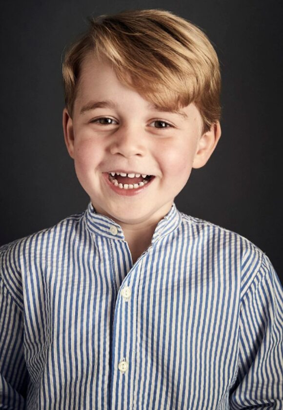 Zdjęcie księcia Jerzego na 4. urodziny Podobnie jak rok później, książę miał na sobie koszulkę Amaia Kids.