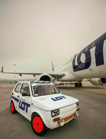 Sesja zdjęciowa oryginalnego Fiata 126p w malowaniu PLL LOT 